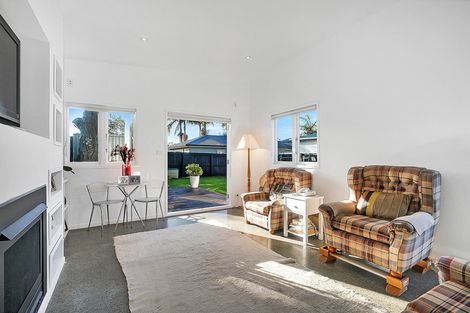 Photo of property in 5 Hawea Road, Point Chevalier, Auckland, 1022