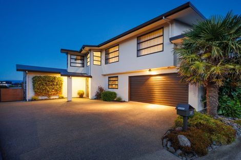 Photo of property in 27 Ruapehu Drive, Fitzherbert, Palmerston North, 4410