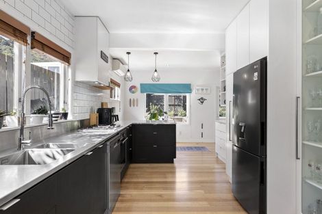 Photo of property in 25 Marine Parade, Eastbourne, Lower Hutt, 5013