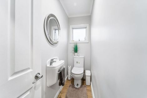 Photo of property in 28 Lydford Place, Glendene, Auckland, 0602