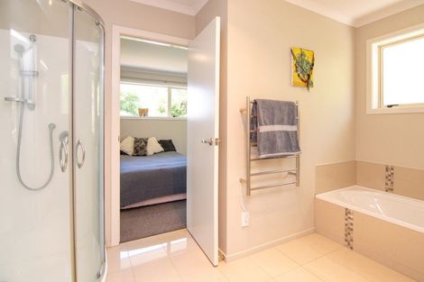 Photo of property in 9 Ruapehu Drive, Fitzherbert, Palmerston North, 4410