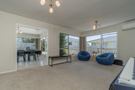 Photo of property in 19 Innismara Avenue, Wattle Downs, Auckland, 2103