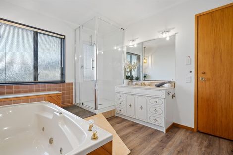 Photo of property in 37 Santa Monica Place, Goodwood Heights, Auckland, 2105