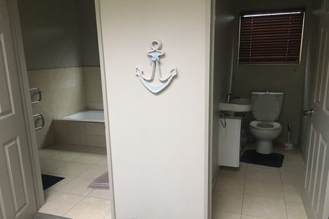 Photo of property in 21 Condor Place, Unsworth Heights, Auckland, 0632