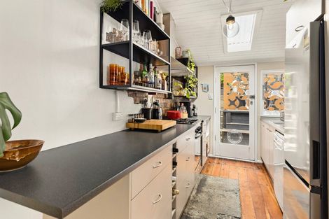 Photo of property in 180 Sutherland Road, Lyall Bay, Wellington, 6022