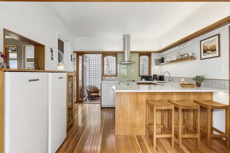 Photo of property in 385 Karaka Bay Road, Karaka Bays, Wellington, 6022