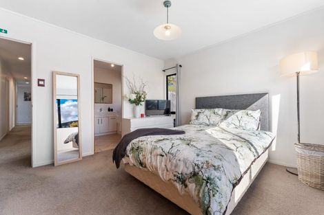 Photo of property in 10 Camilla Grove, Totara Vale, Auckland, 0629