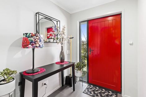 Photo of property in 14 Mooring Close, Whitby, Porirua, 5024