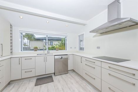 Photo of property in 9 Whiting Grove, West Harbour, Auckland, 0618