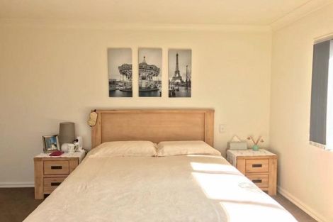 Photo of property in 11 Margaret Henry Crescent, Oteha, Auckland, 0632