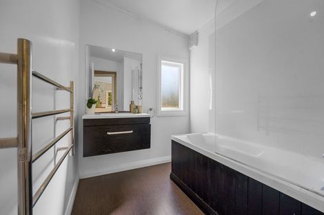 Photo of property in 27 Oxford Street, Fairfield, Hamilton, 3214