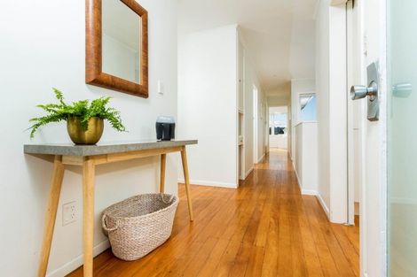 Photo of property in 2/30 Beechwood Road, Rothesay Bay, Auckland, 0630