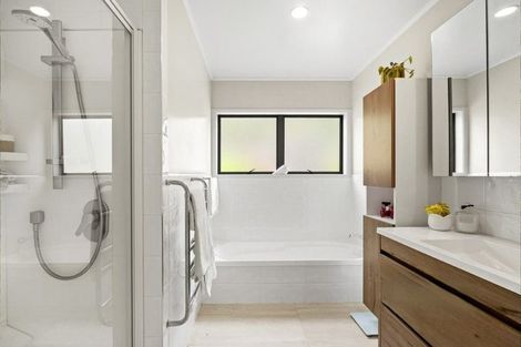 Photo of property in 126 Lynn Road, Bayview, Auckland, 0629