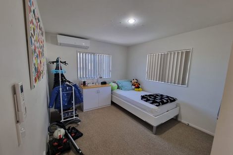 Photo of property in 26 Brashier Circle, Sunnyvale, Auckland, 0612