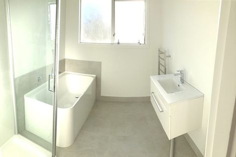 Photo of property in 1 Kayle Glen, West Harbour, Auckland, 0618