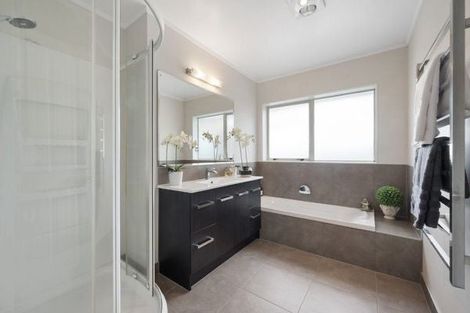 Photo of property in 2 Amadeus Place, Northpark, Auckland, 2013