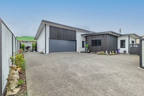 Photo of property in 10a Queenwood Road, Levin, 5510