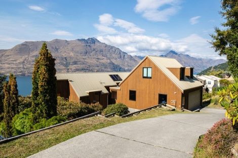 Photo of property in 128 Wynyard Crescent, Fernhill, Queenstown, 9300