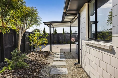 Photo of property in 5 Aheahea Way, Hurworth, New Plymouth, 4310