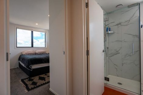 Photo of property in 2/83 Vodanovich Road, Te Atatu South, Auckland, 0610