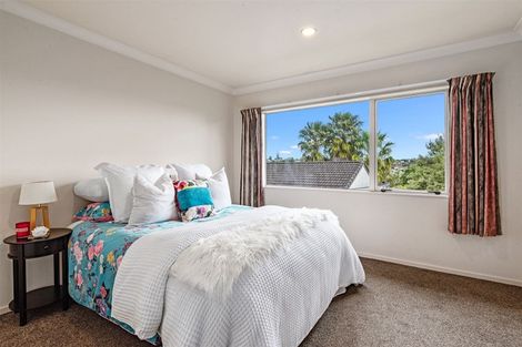 Photo of property in 22 Rising Parade, Fairview Heights, Auckland, 0632