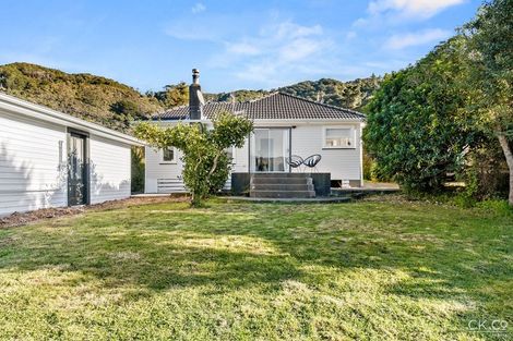 Photo of property in 5 Reid Road, Wainuiomata, Lower Hutt, 5014