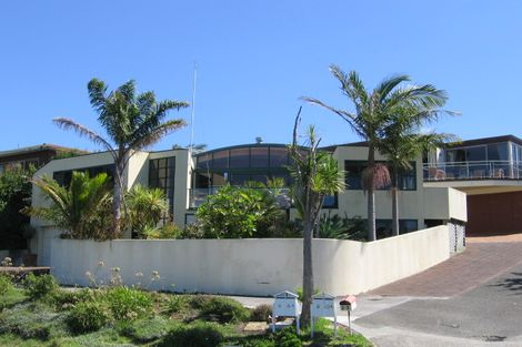 Photo of property in 2/8 Beach Road, Castor Bay, Auckland, 0620