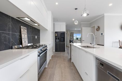 Photo of property in 16 Walter Ruddock Avenue, Kumeu, 0810