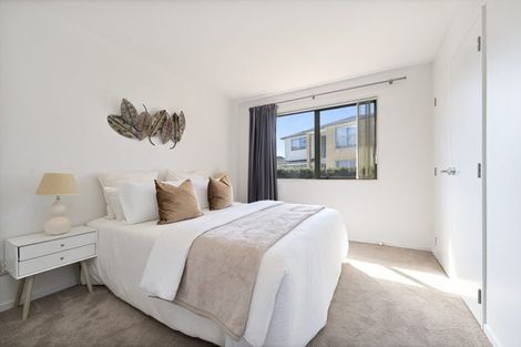 Photo of property in 33 South Kensington Way, Henderson, Auckland, 0612