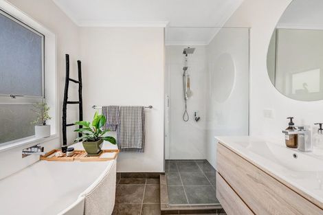 Photo of property in 12 Makiri Street, Helensville, 0800