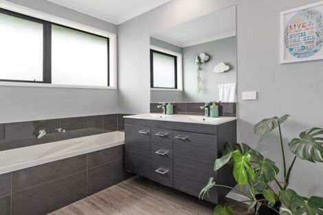 Photo of property in 19 Wairere Rise, Omokoroa, 3114