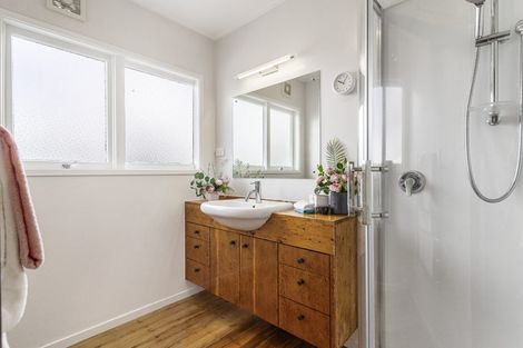 Photo of property in 21a Cleve Road, Green Bay, Auckland, 0604