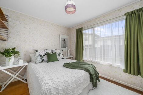 Photo of property in 102 Taylor Terrace, Tawa, Wellington, 5028