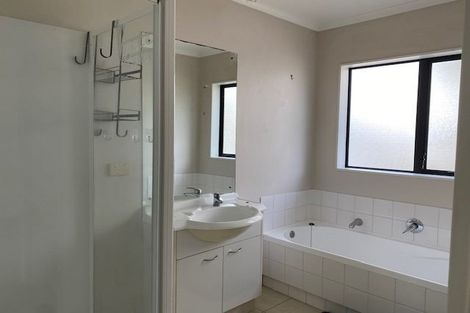 Photo of property in 2 Lissleton Drive, East Tamaki, Auckland, 2013