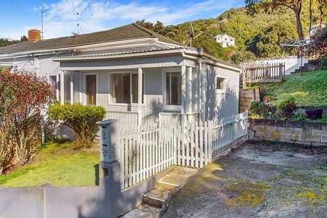 Photo of property in 3-5 Knoll Street, Island Bay, Wellington, 6023