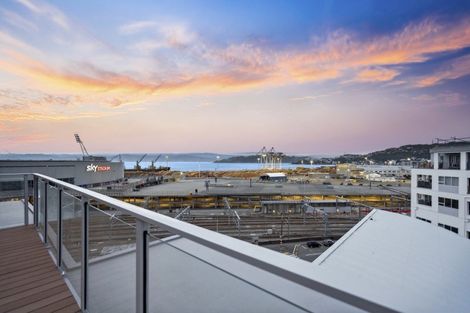 Photo of property in Endeavour Apartments, 1/125 Thorndon Quay, Pipitea, Wellington, 6011