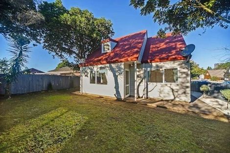 Photo of property in 2 Caspian Close, New Lynn, Auckland, 0600