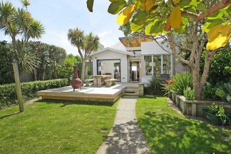 Photo of property in 9 Marine Parade, Seatoun, Wellington, 6022