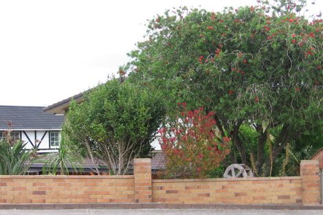 Photo of property in 2 Francis Curtis Avenue, Blockhouse Bay, Auckland, 0600
