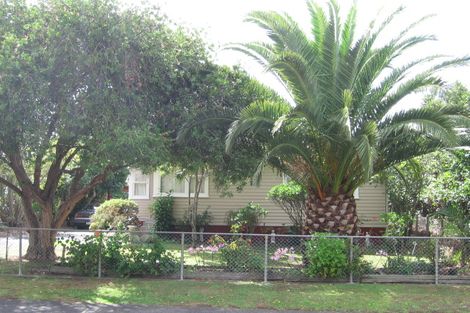 Photo of property in 33 Paragon Avenue, Beach Haven, Auckland, 0626