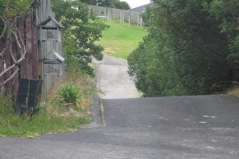 Photo of property in 2/10 Chedworth Drive, Glenfield, Auckland, 0629