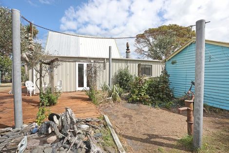 Photo of property in 15 Punga Street, Tangimoana, 4822
