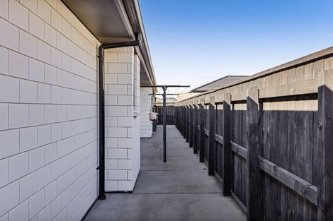 Photo of property in 5 Aheahea Way, Hurworth, New Plymouth, 4310