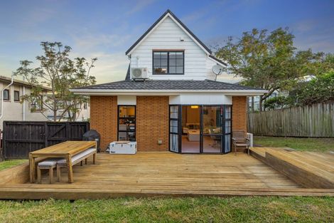 Photo of property in 2/97 Matipo Road, Mairangi Bay, Auckland, 0630