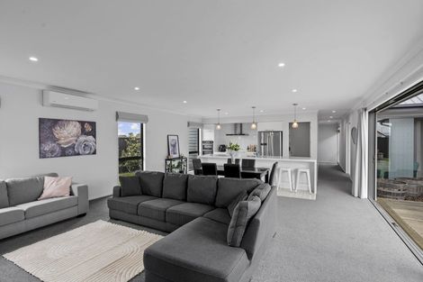 Photo of property in 129 Aviemore Drive, Highland Park, Auckland, 2010