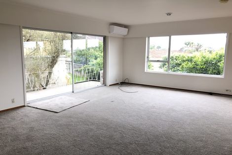Photo of property in 22 Holdaway Avenue, Northcote, Auckland, 0627