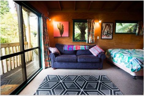 Photo of property in 426 Scenic Drive, Waiatarua, Auckland, 0612