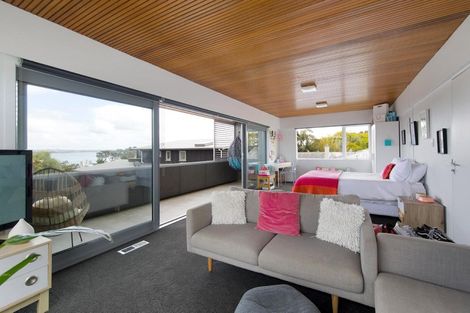 Photo of property in 32 Harbour View Road, Point Chevalier, Auckland, 1022