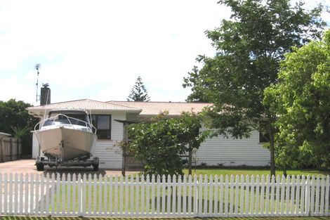 Photo of property in 35 Paragon Avenue, Beach Haven, Auckland, 0626