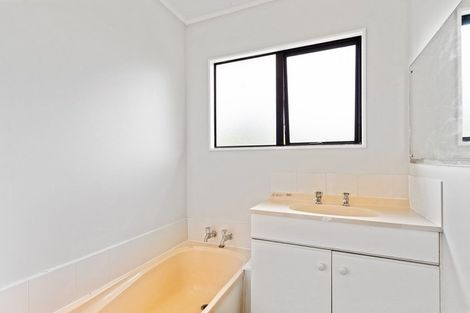 Photo of property in 76 Harmel Road, Glendene, Auckland, 0602